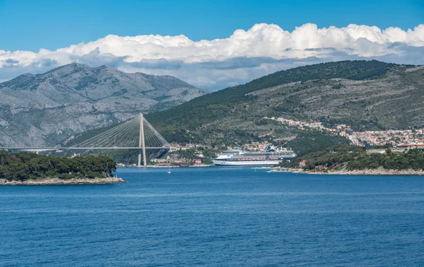 Partindo de Dubrovnik com navio de cruzeiro Celebrity Constellation no porto — Fotografia de Stock