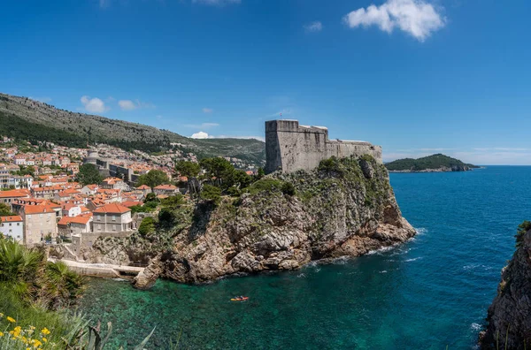 Fort Lawrence a městské hradby starého města Dubrovník v Chorvatsku — Stock fotografie