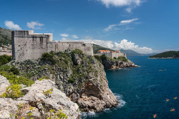 Φρούριο Λόρενς και τείχη της πόλης της παλιάς πόλης Ντουμπρόβνικ στην Κροατία — Φωτογραφία Αρχείου