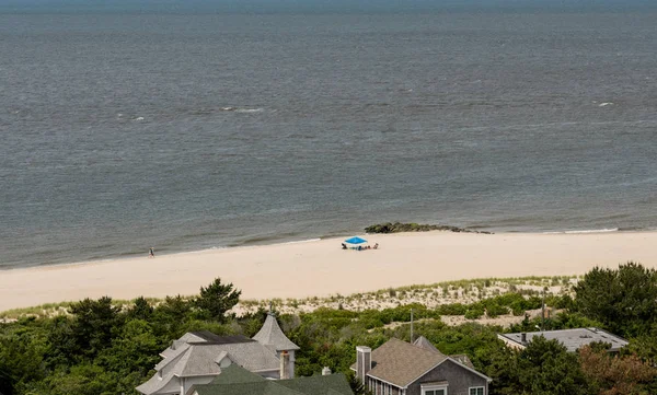 Casal solteiro na praia larga em Cape May Point, em Nova Jersey — Fotografia de Stock