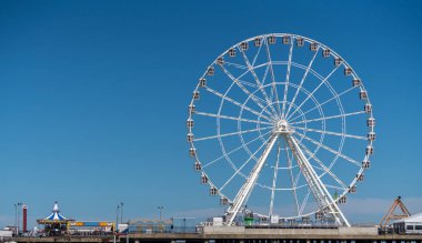 New Jersey sahil şeridinde Atlantic City Çelik İskelesi üzerinde Beyaz dönme dolap