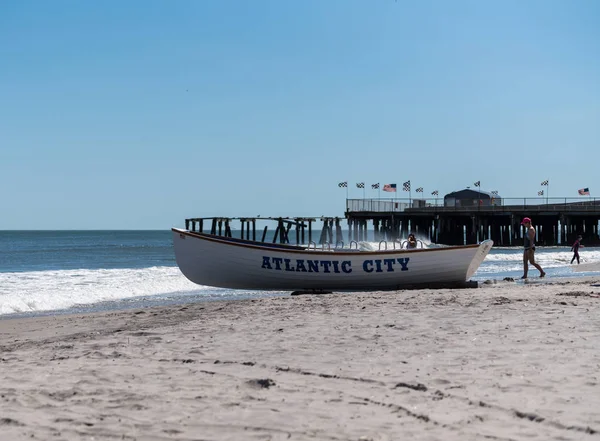 Holidaymakers a strandon homok Atlantic City-ben New Jersey partvidék — Stock Fotó