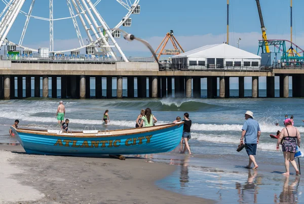 Pembuat liburan di pasir pantai di Atlantic City di garis pantai New Jersey — Stok Foto