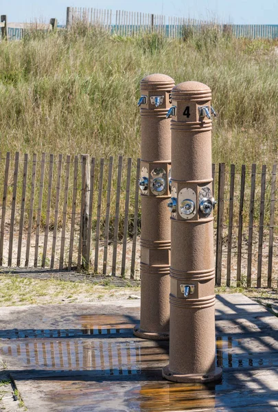 Chuveiros de praia ao ar livre em Atlantic City, na costa de Nova Jersey — Fotografia de Stock