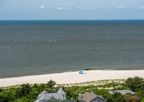 Casal solteiro na praia larga em Cape May Point, em Nova Jersey — Fotografia de Stock