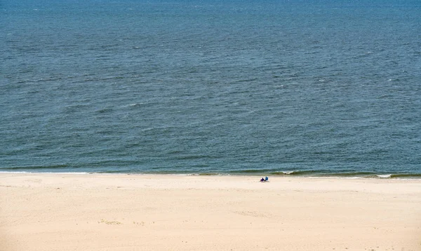 Coppia singola su ampia spiaggia a Cape May Point in New Jersey — Foto Stock