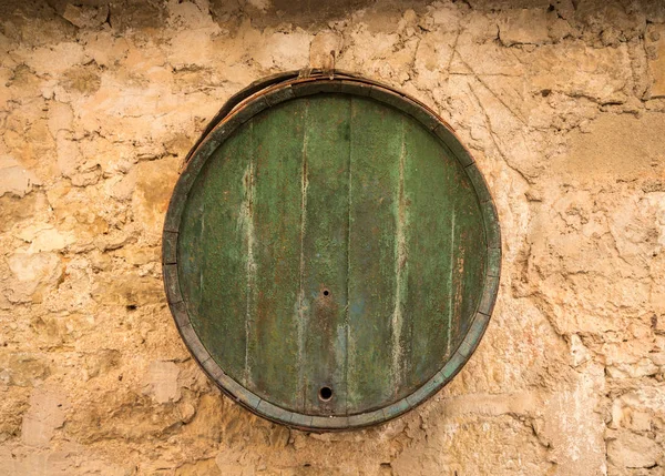 Barril de madera colgando de la pared de piedra rústica de edad de la granja —  Fotos de Stock