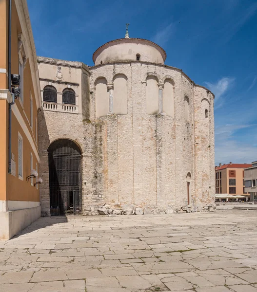 Iglesia redonda de San Donato en el casco antiguo de Zadar en Croacia —  Fotos de Stock