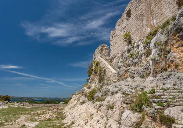 Шаги к крепости над хорватским городом Новиград в Истрии — стоковое фото
