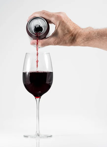 Senior volwassen gieten van een glas rode wijn uit een aluminium kan — Stockfoto