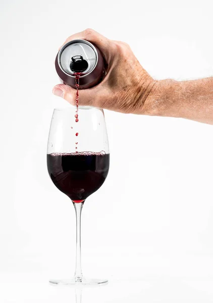 Senior Erwachsene gießt ein Glas Rotwein aus einer Aluminiumdose — Stockfoto