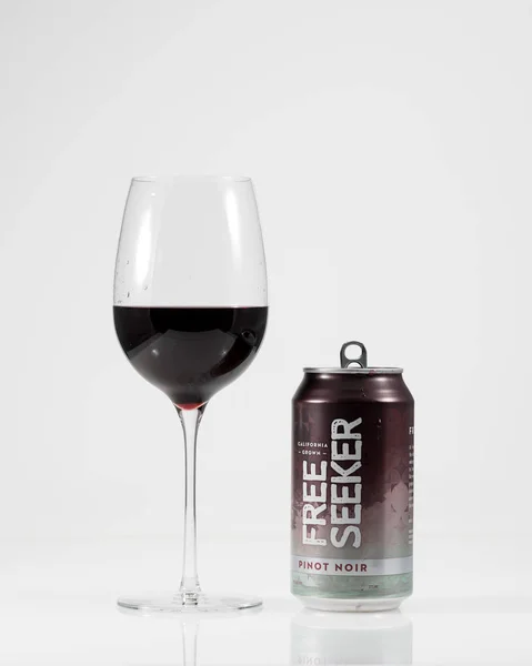 Cercatore Libero Pinot Nero vino rosso in lattina di alluminio — Foto Stock