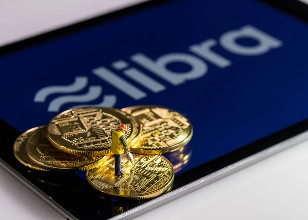 Gouden munten bovenop tablet computer voor weegschaal Cyber valuta — Stockfoto