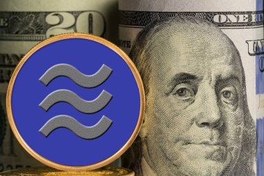 Abd para biriminin banka ruloları önünde Terazi siber para kavramı