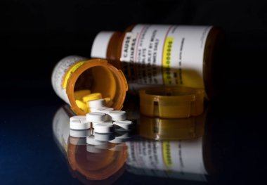 Koyu arka plana karşı reçeteli şişeler ile oksikodon opioid tablet makro