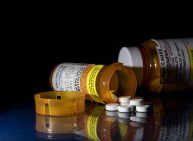 Koyu arka plana karşı reçeteli şişeler ile oksikodon opioid tablet makro