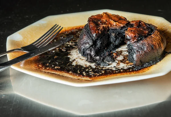 Close up de torta de carne deixou muito tempo no forno de microondas — Fotografia de Stock