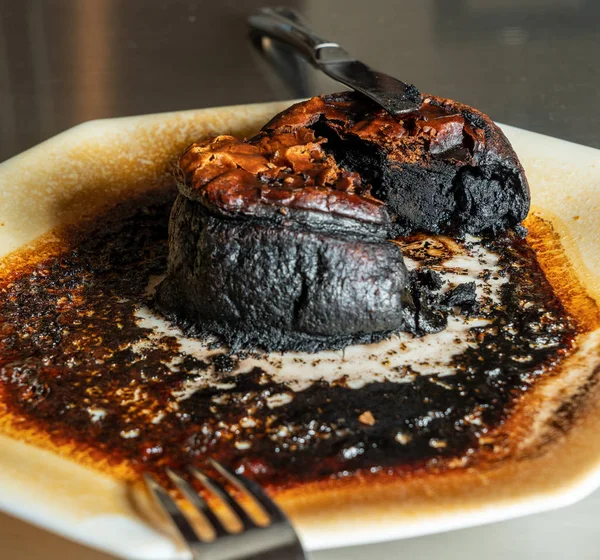 Bliska mięsa ciasto pozostawione zbyt długo w kuchence mikrofalowej — Zdjęcie stockowe