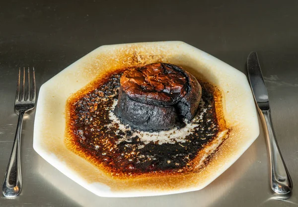 Close-up van vleespastei te lang gelaten in magnetron oven — Stockfoto