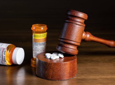Hakim tokmağı ile birlikte oksikodon opioid tabletleri sorumlulukla ilgili mahkeme kararı için