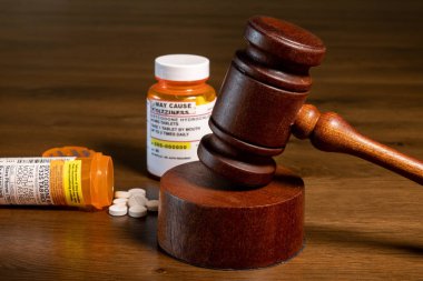 Hakim tokmağı ile birlikte oksikodon opioid tabletleri sorumlulukla ilgili mahkeme kararı için