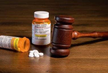 Hakim tokmağı ile birlikte oksikodon opioid tabletleri sorumlulukla ilgili mahkeme kararı için