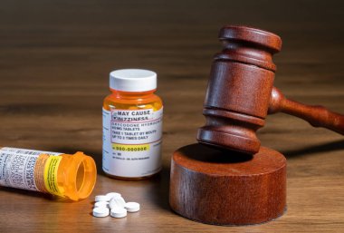 Hakim tokmağı ile birlikte oksikodon opioid tabletleri sorumlulukla ilgili mahkeme kararı için