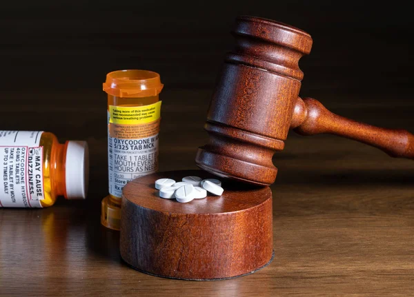 Oxycodone δισκία οπιοειδών µε δικαστή Gavel για δικαστική απόφαση σχετικά µε την ευθύνη — Φωτογραφία Αρχείου