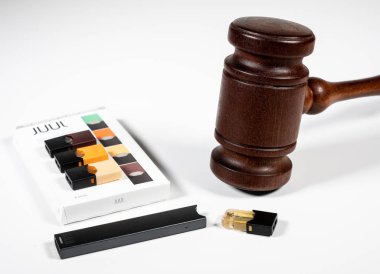 Kutu juul nikotin dispenseri ve mahkeme hakimi tokmak ile pods tutan