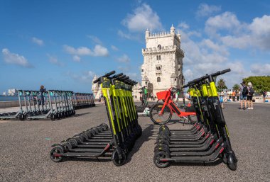 Belem Kulesi tarafından Lizbon Mulitple elektrikli scooter