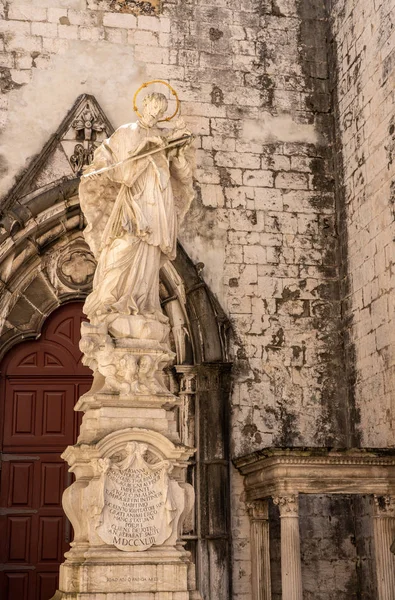 Interiér kláštera Carmo v Lisabonu v Portugalsku — Stock fotografie