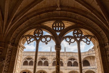 Lizbon yakınlarındaki Belem Jeronimos Manastırı içinde Cloisters, Portekiz