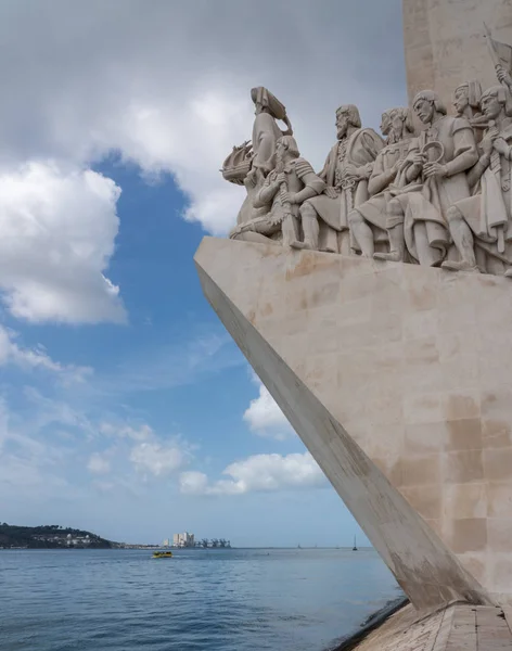 Monument van de ontdekkingen in Belem in de buurt van Lissabon — Stockfoto