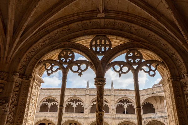 Claustro en el interior del Monasterio de Jerónimos en Belem cerca de Lisboa, Portugal — Foto de Stock