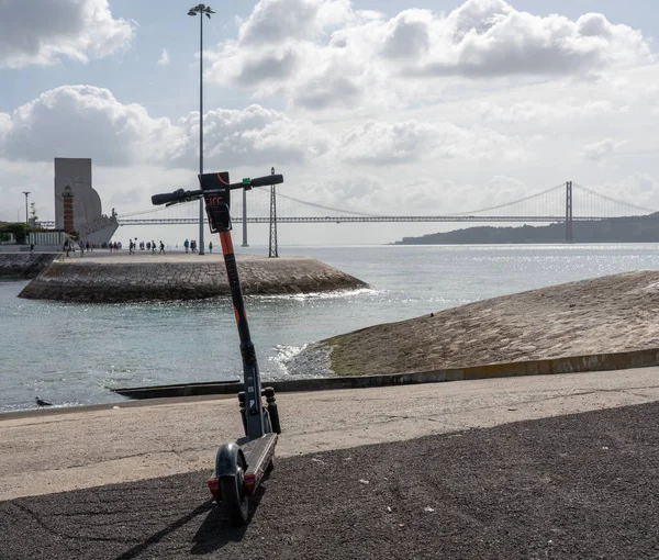 Scooter eléctrico Circ en Lisboa by the Belem Tower — Foto de Stock