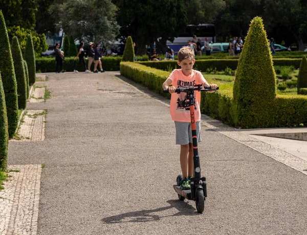 Junge mit circ scooter beim jeronimos kloster in belem in der nähe von lisbon, portugal — Stockfoto