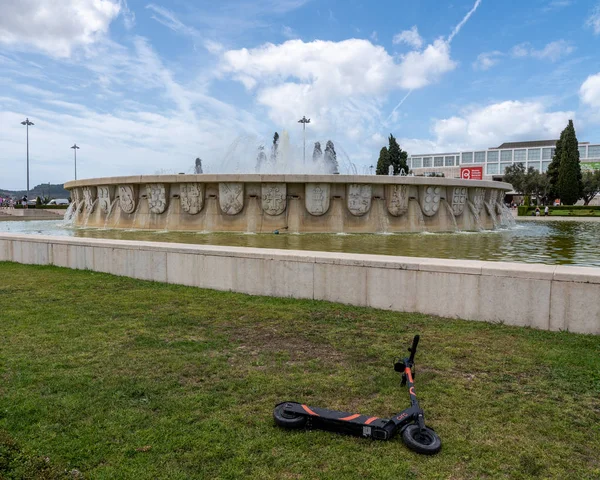 Circ scooter abandonado pelo Mosteiro de Jerónimos em Belém, perto de Lisboa, Portugal — Fotografia de Stock