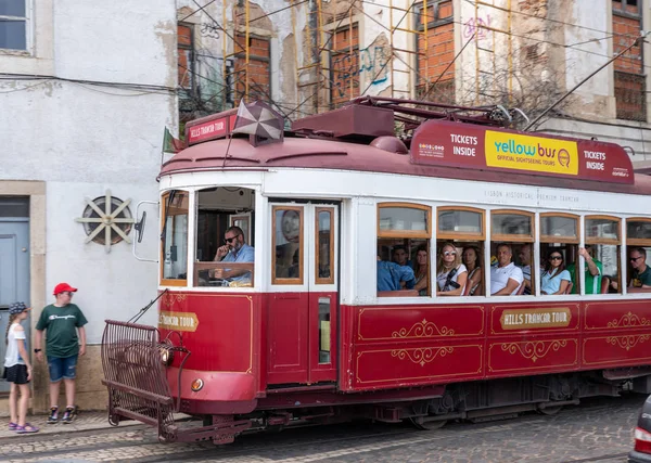 Hills Tramcar Tour no bairro de Alfama, em Lisboa — Fotografia de Stock