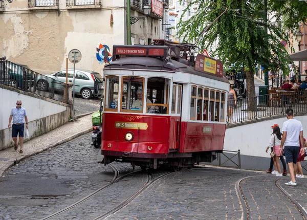 Tour des collines en tramway dans le quartier d'Alfama à Lisbonne — Photo