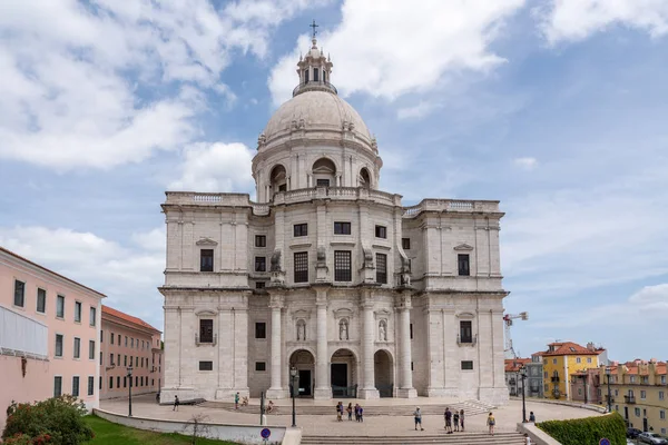 Turister besöker National Pantheon i Alfama-distriktet i Lissabon — Stockfoto