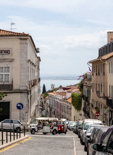 Tuk Tuk riksja's in smalle straat in Alfama district van Lissabon — Stockfoto