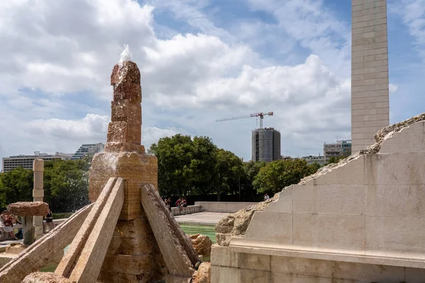 Escultura y fuente para conmemorar la revolución del 25 de abril en Lisboa — Foto de Stock