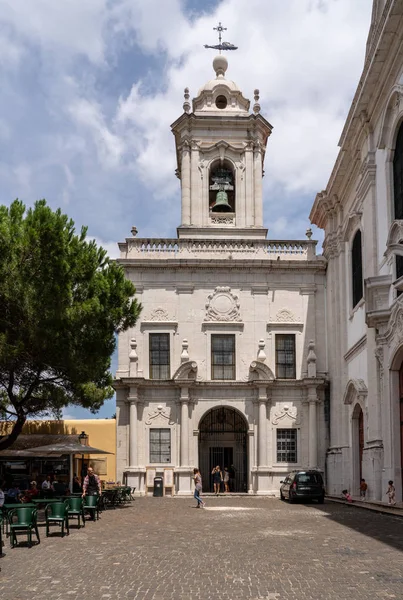 Inträde till Graca-kyrkan i stadsdelen Alfama i Lissabon — Stockfoto