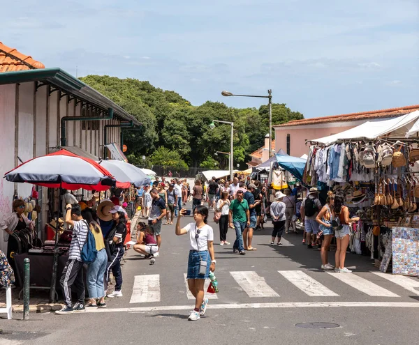 Mercado callejero en la calle Santa Clara en el distrito de Alfama de Lisboa — Foto de Stock