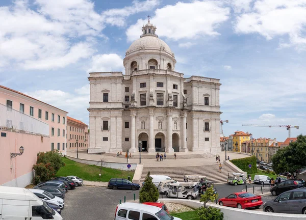 Toeristen een bezoek aan de National Pantheon in Alfama district van Lissabon — Stockfoto