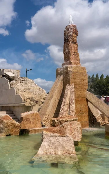 Скульптура и фонтан в память о 25 апреля революции в Лиссабоне — стоковое фото