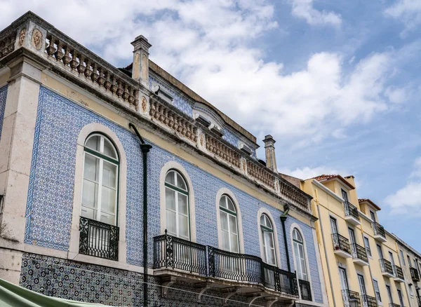 Le piastrelle di ceramica tradizionali decorano l'esterno della grande casa a Lisbona — Foto Stock