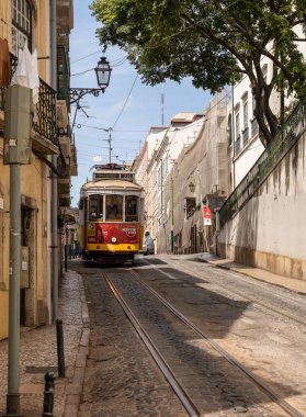 Lizbon Alfama ilçesinde ünlü rota 28 üzerinde Tramvay veya tramvay