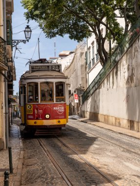 Lizbon Alfama ilçesinde ünlü rota 28 üzerinde Tramvay veya tramvay