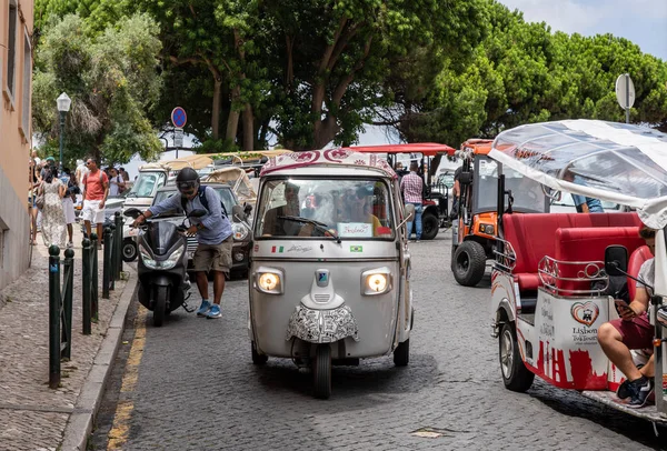 Tuk Tuk rickshaws espera clientes en el distrito de Alfama —  Fotos de Stock